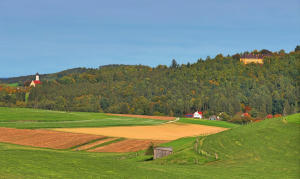 Schönes Schwabenland - Blick ins herbstliche Lauterbachtal - eingerahmt von der Wallfahrtkirche Maria Vesperbild und Schloss Seyfriedsberg liegt der Ziemetshauser Ortsteil Bauhofen.