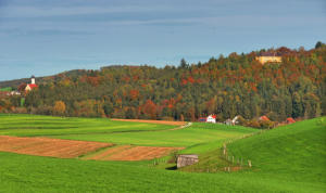 Blick ins herbstliche Lauterbachtal - links die Wallfahrtskirche Maria Vesperbild, rechts der Ziemethauser Ortsteil Bauhofen und darüber Schloß Seyfriedsberg.