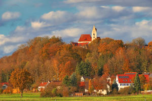 Die Kirche vom Thannhauser Ortsteil Burg grüßt ins herbstliche Mindeltal ...