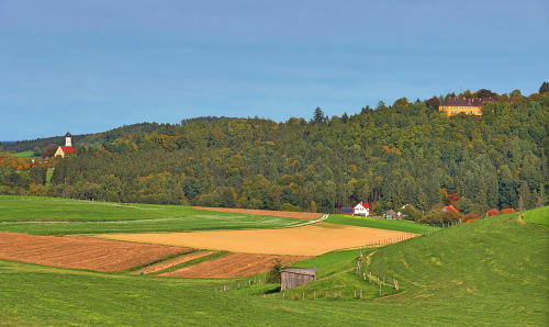 Schönes Schwabenland - Blick ins herbstliche Lauterbachtal - eingerahmt von der Wallfahrtkirche Maria Vesperbild und Schloss Seyfriedsberg liegt der Ziemetshauser Ortsteil Bauhofen.