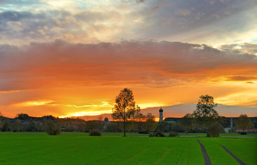 Sonnenuntergang im Mindeltal - im Hintergrund ist Ursberg zu erkennen.