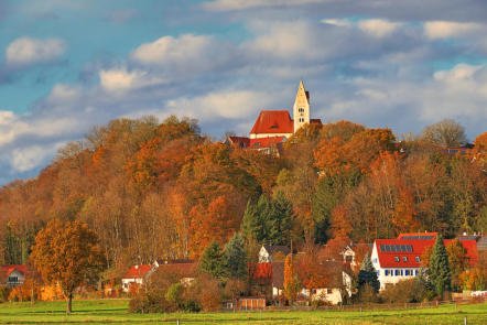 Die Kirche vom Thannhauser Ortsteil Burg grüßt ins herbstliche Mindeltal ...