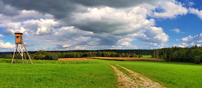 Panoramablick auf die herbstlichen Fluren vom Ursberger Otsteil Premach.