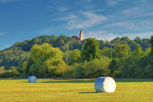 Bei strahlendem Sonnenschein - Blick auf die Kirche des Thannhausers Ortsteils Burg.