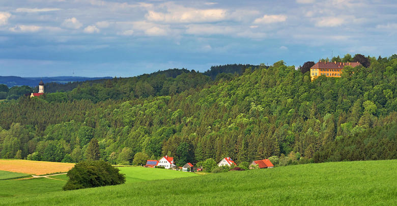 Schönes Schwabenland - Blick ins Lauterbachtal - eingerahmt von der Wallfahrtkirche Maria Vesperbild und Schloss Seyfriedsberg liegt der Ziemetshauser Ortsteil Bauhofen.