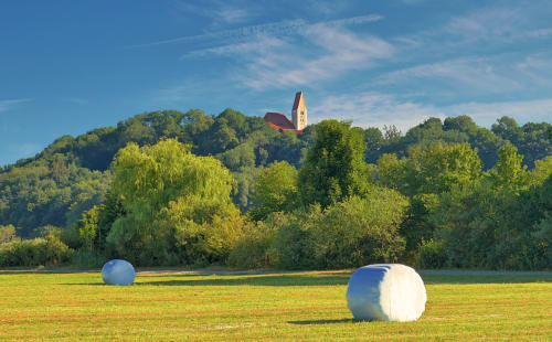 Bei strahlendem Sonnenschein - Blick auf die Kirche vom Thannhauser Ortsteil Burg.